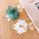 Elegant Floral Hair Claw Clip – Korean-Inspired Simple Hair Gripper for Effortless Updos